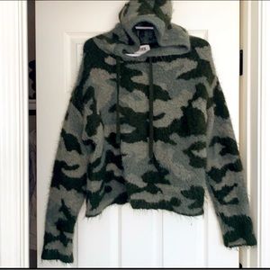 VICTORIAS SECRET GREEN CAMO HOODIE PULL ON SWEATSHIRT PLUSH CROPPED FUZZY MEDIUM